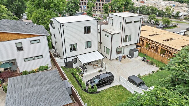 Building Photo - 409 Moore Ave