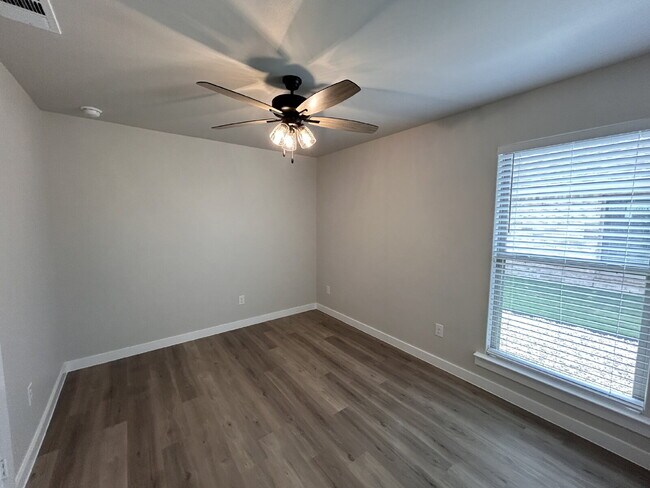 Building Photo - "Charming 3-Bed, 2-Bath Lubbock Home: Spac...