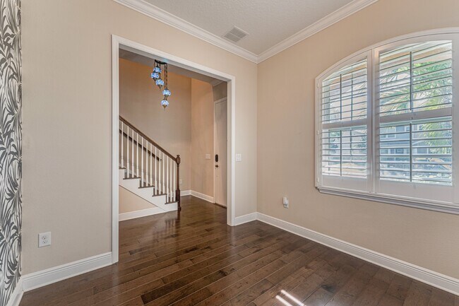 Building Photo - Stunning David weekly designed 3 BR+ OFFICE/ 2.5 BA / 2 Car executive townhouse in Hyde Park / So...