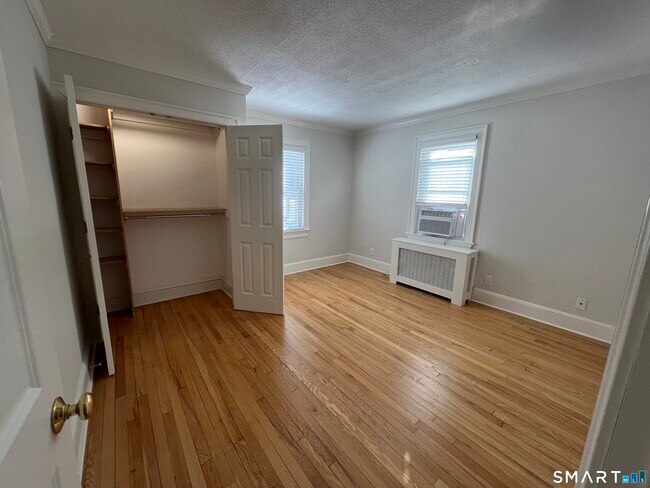 Building Photo - 124 Pemberwick Rd