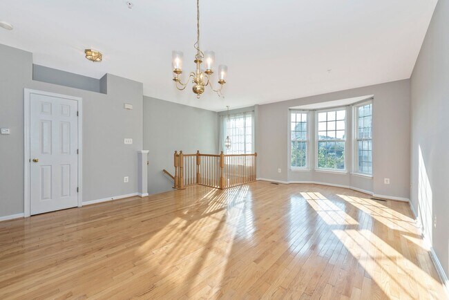 Building Photo - Fantastic Townhouse w/ Garage - Quick High...