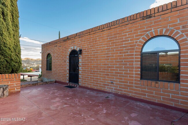 Building Photo - 565 N Macnab Dr