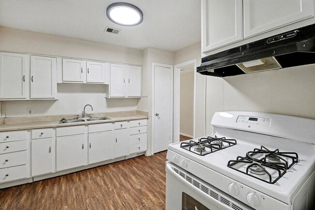 Building Photo - 5711 Ridgeway Dr