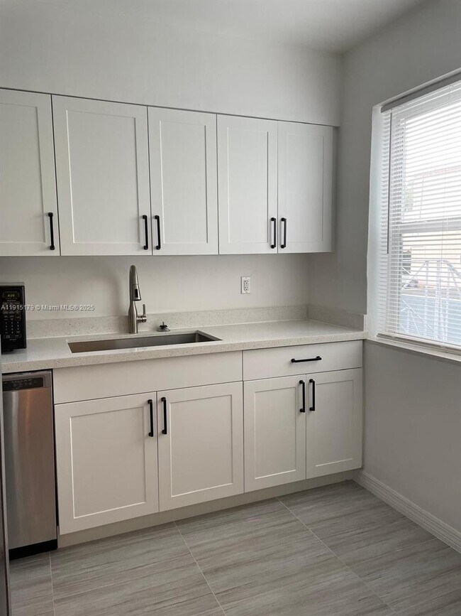 Building Photo - 520 SW 10th St