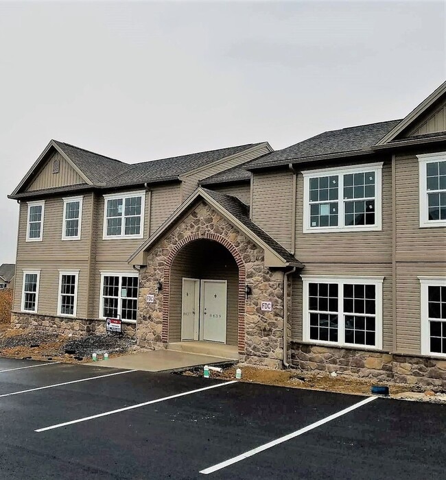 Building Photo - Hummelstown, 2 Bedroom, 2 Bath Garden Home!