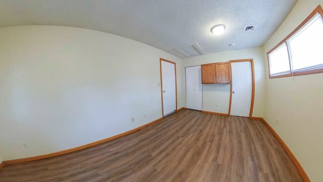 Building Photo - 3D Tour Available - 3 Blocks from Campus + Fenced-in Yard + Washer & Dryer! Available June 13th!