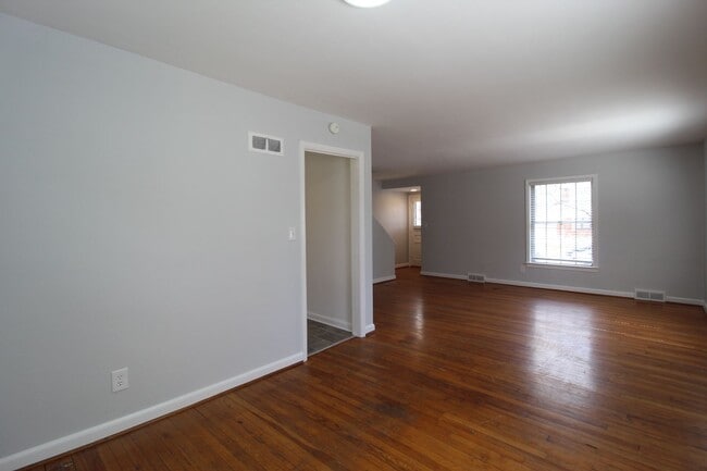Building Photo - April FREE On This 2 Bedroom 1 Bath Duplex In The Waldo Area