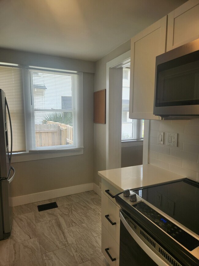 Building Photo - Newly updated 3/1.5 San Marco