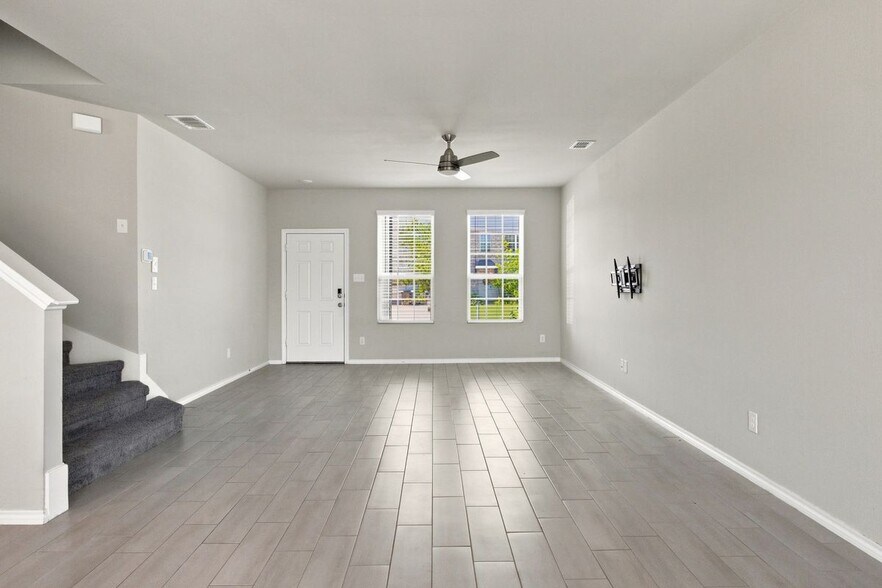 Building Photo - 944 Ravenwood Ln