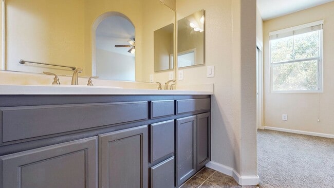 Building Photo - Beautiful 3 bedroom 2.5 bath home with 2 c...