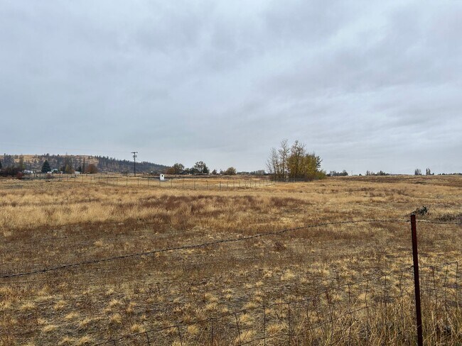 Building Photo - Country Living