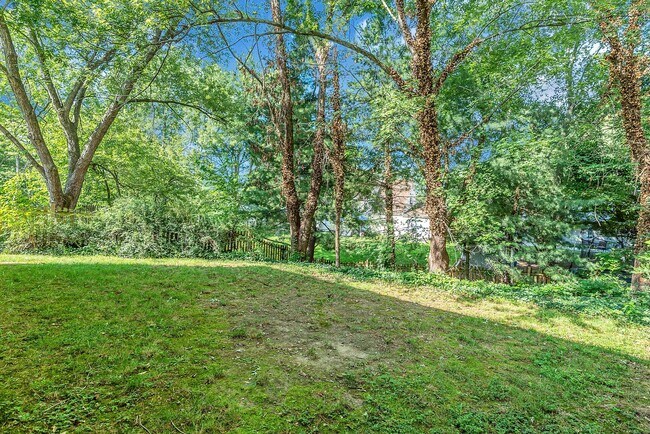 Building Photo - Fantastic 4 Bed 2.5 Bath Colonial Home Sou...