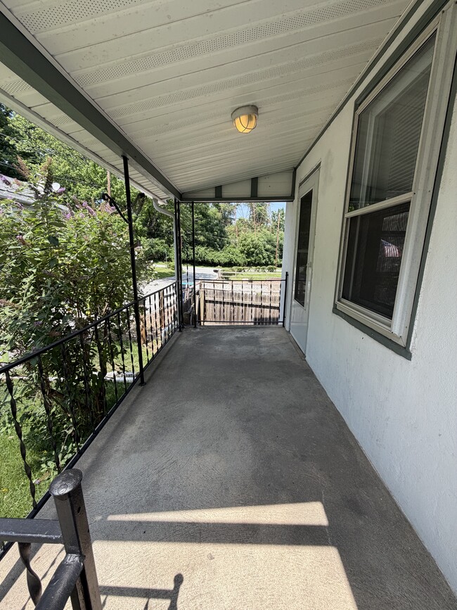 Building Photo - 607 Tabak Ave