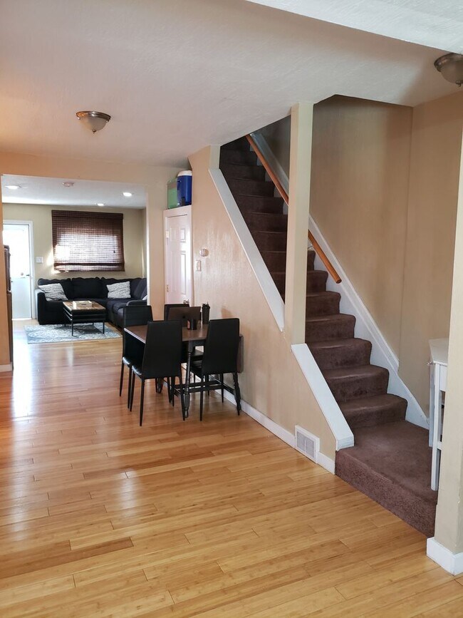 Building Photo - Stylish & Spacious 3-Bedroom Home with Off...