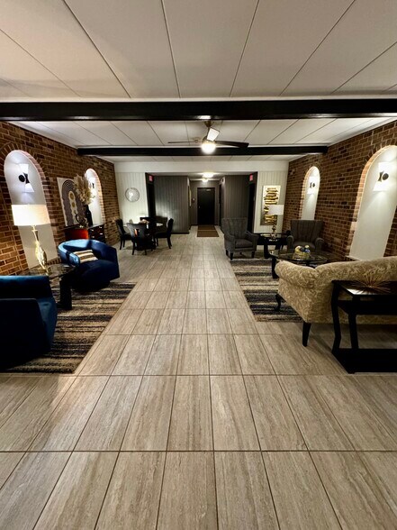 Building Photo - 603 S River Rd