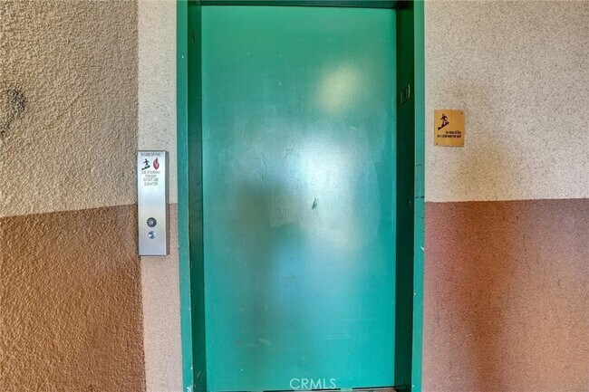 Building Photo - 450 E 4th St