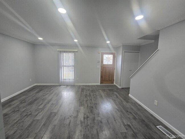 Building Photo - 8410 Hickory Dr