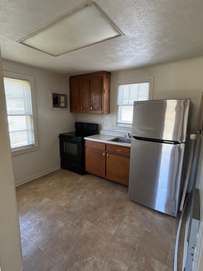 Building Photo - 1604 B E 9th St