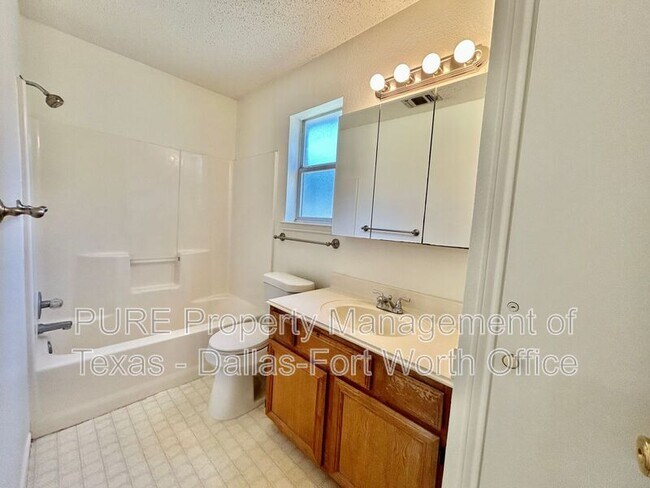 Building Photo - 824 Blue Ridge Dr