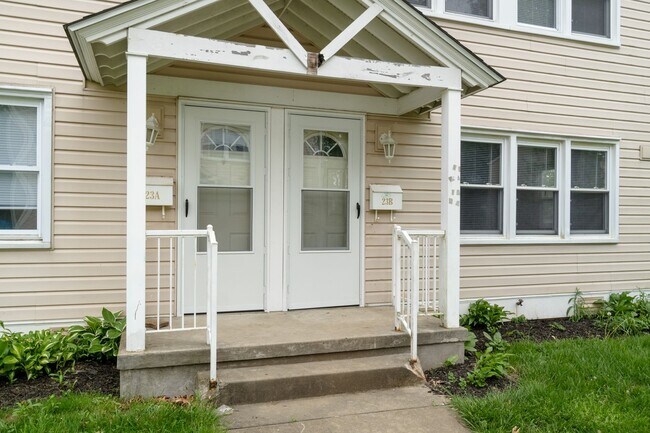 Building Photo - 3 Bedroom with Central AC