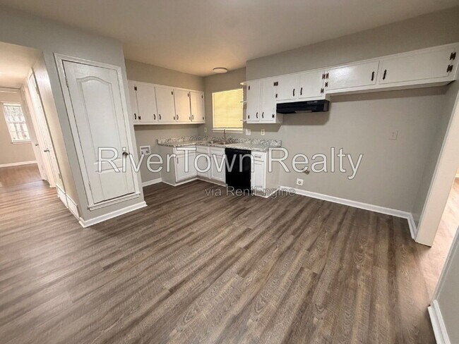 Building Photo - 2884 Spring Hill Dr