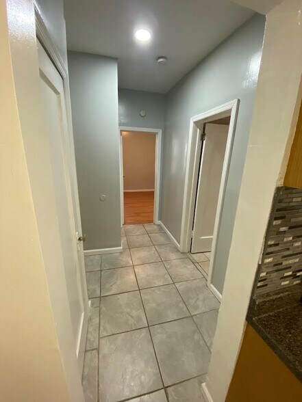 Building Photo - 425 Leslie St