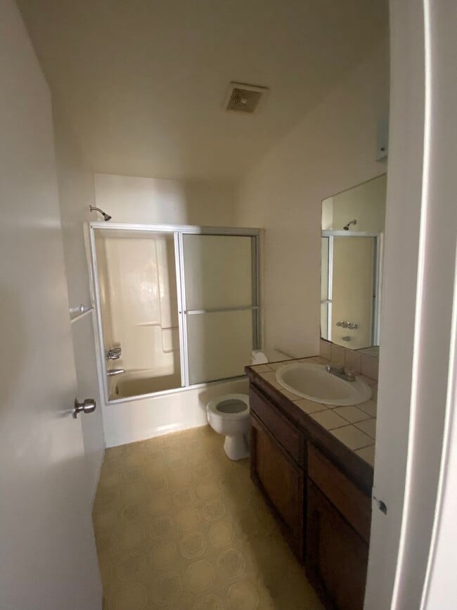 Building Photo - Addorable 2 BD 1 BA SW Apt with Coin opera...