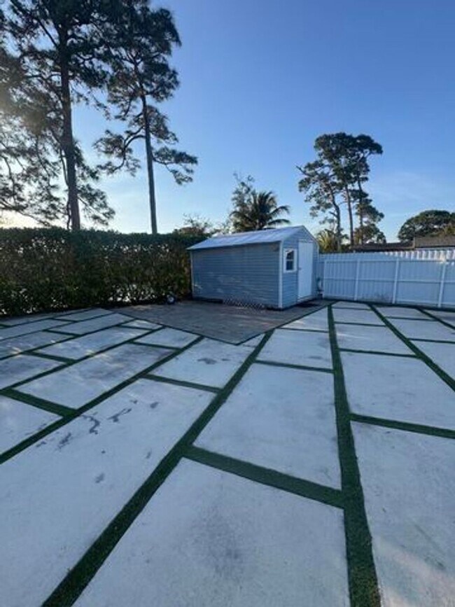 Building Photo - 2591 Rosehaven Rd