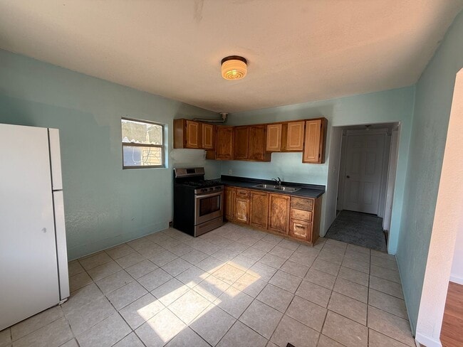 Building Photo - Two bedroom, One bathroom house located in...
