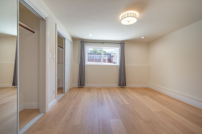 Building Photo - TOTAL REMODEL HUGE 3BR/3BA 1700sf w Garage...