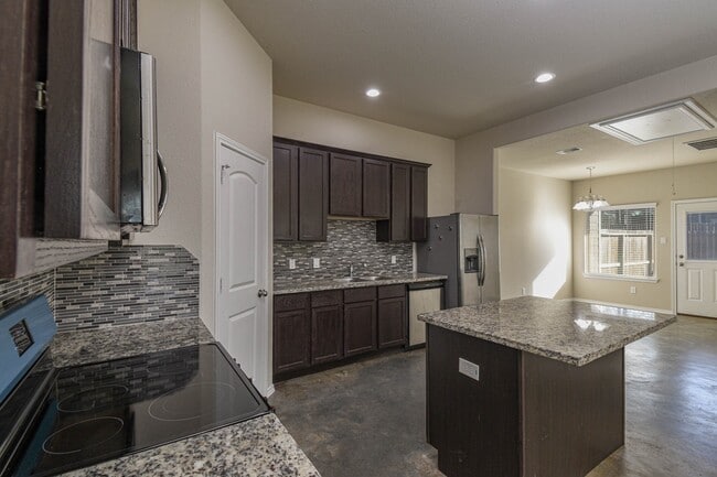 Building Photo - 15786 Cottonwood Dr