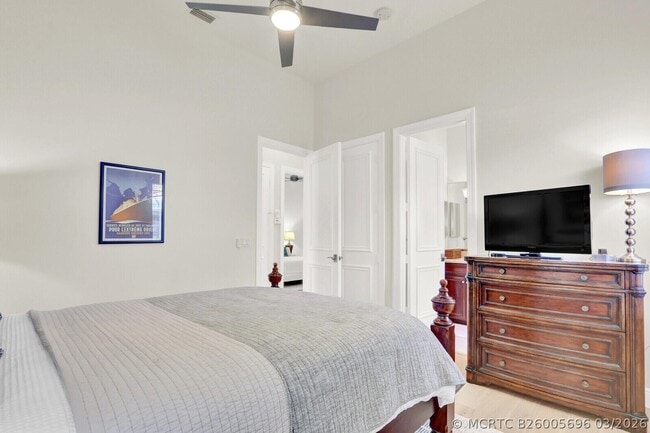 Building Photo - 528 Les Jardin Dr