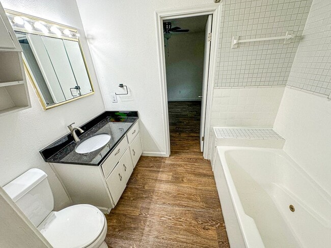 Building Photo - 4 Bedroom, 2 Bathroom Home in Woodway, TX!