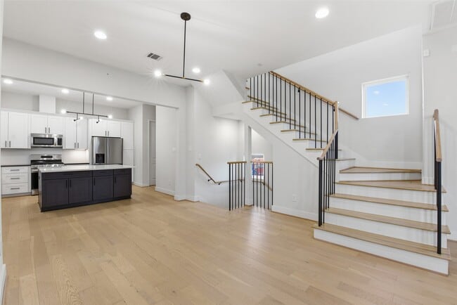 Building Photo - 2204 Lou Ellen Ln