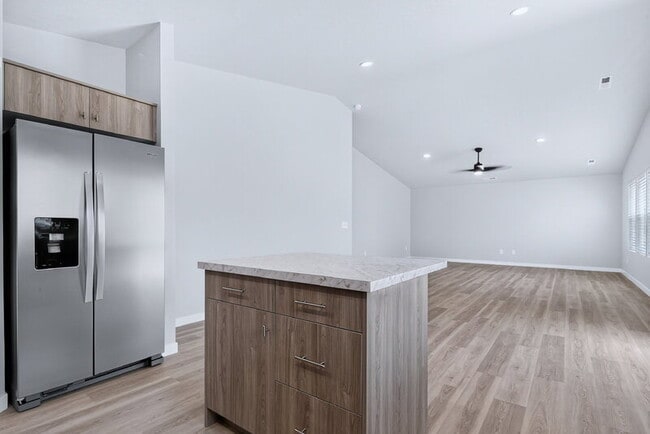 Building Photo - 297 N Madrone Ave