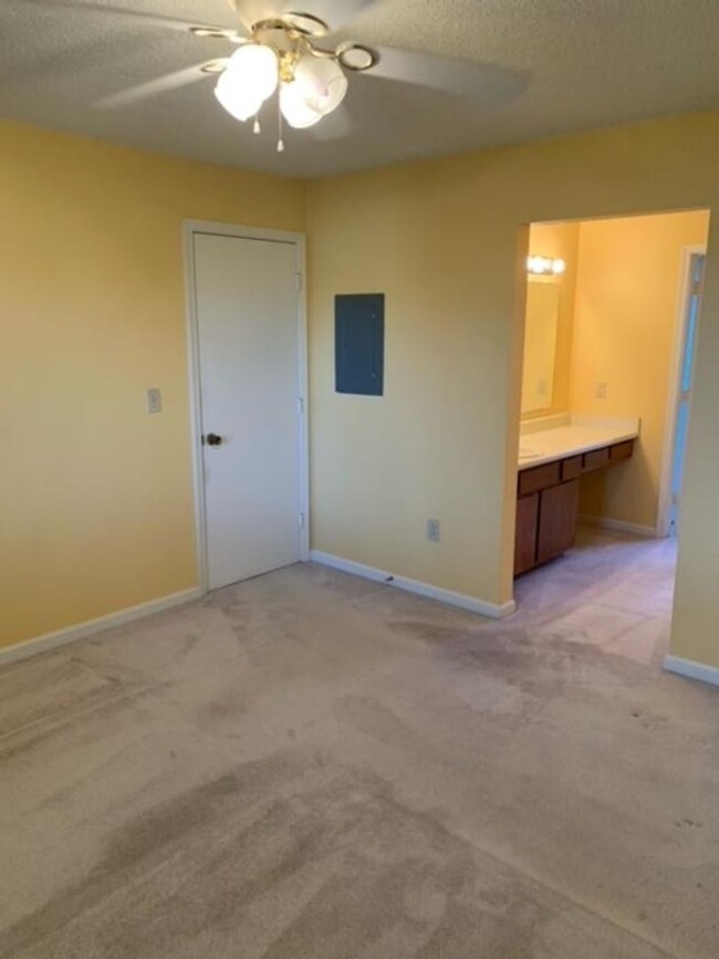 Building Photo - 1 Bedroom/1 Bath condo on 3rd Floor in Myr...