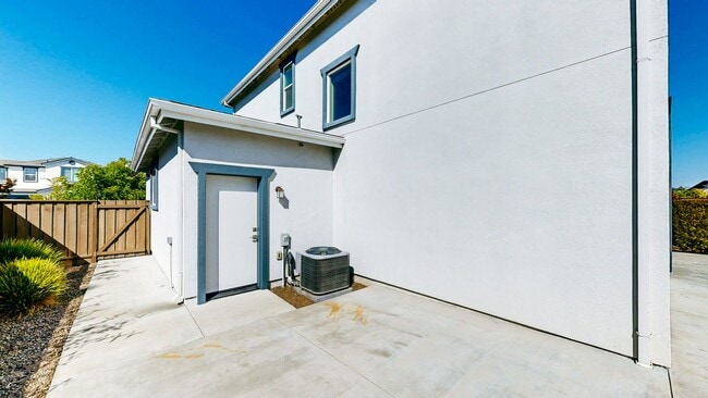 Building Photo - Rare Santa Rosa Four Bedroom house in Desi...
