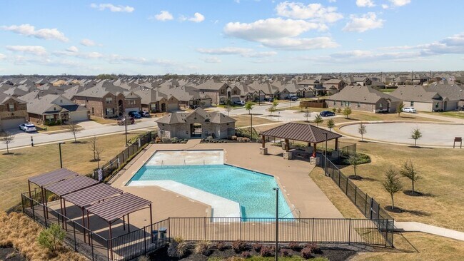 Building Photo - 1352 Lake Grove Dr