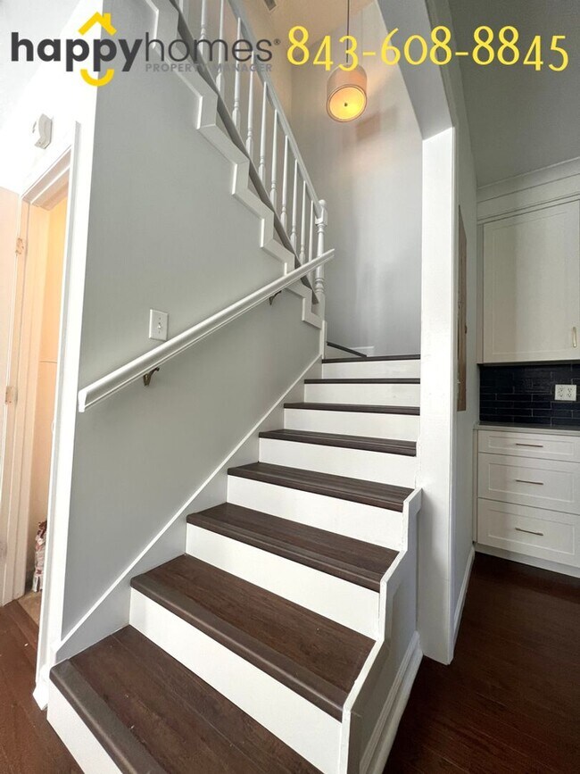 Building Photo - Beautiful 3 bedroom 3 full bath home locat...
