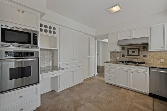 Building Photo - 3414 Westcliff Rd S