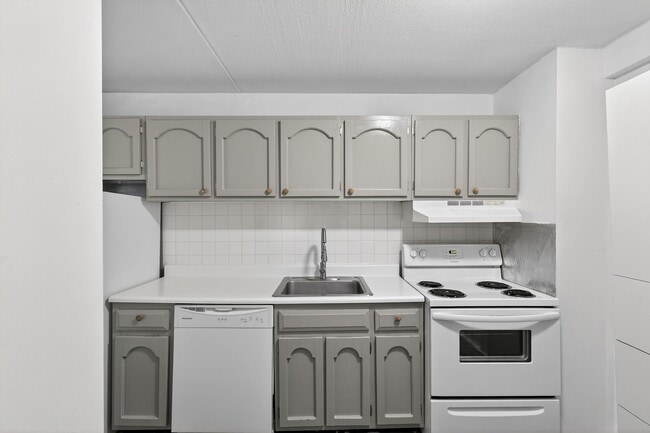 Building Photo - 1 Bedroom Condo Walking distance to UofD