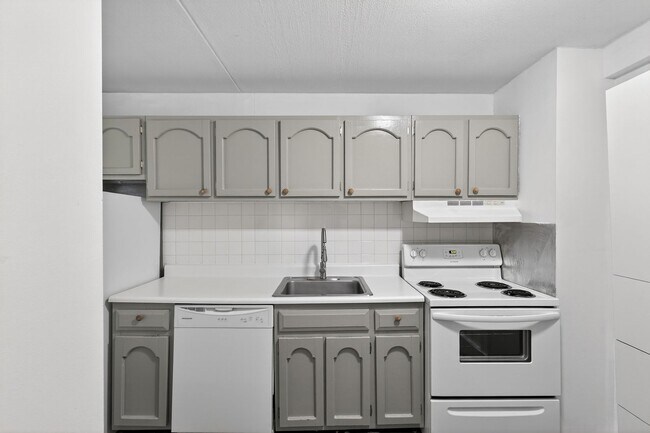 Building Photo - 1 Bedroom Condo Walking distance to UofD  Showing Saturday 3/14 11:30am-11:45