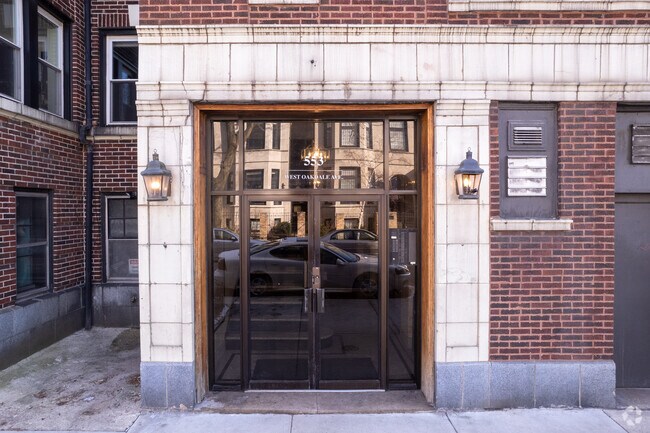 Entrance - 553 W Oakdale Ave