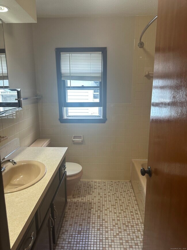 Building Photo - 94 Thompson St