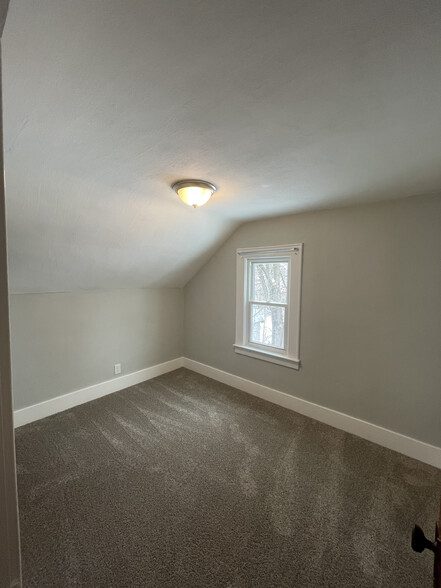 Building Photo - 104 Lynhurst Ave