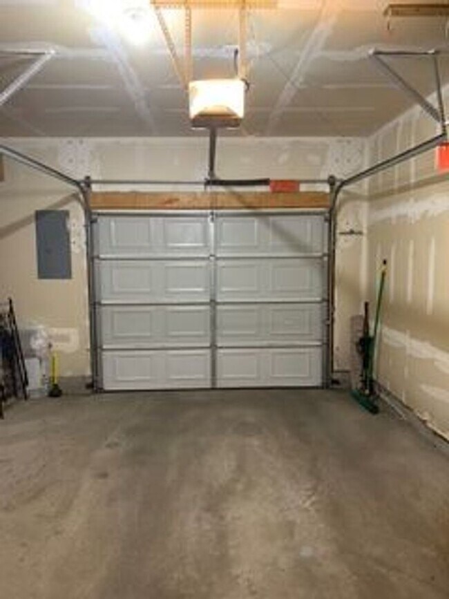 Building Photo - Fully Furnished Downtown 2 Bed, 4 Bath Executive Townhouse