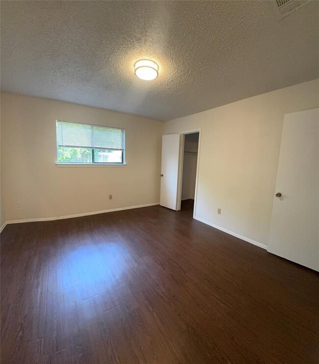 Building Photo - 605 Rollingway Dr