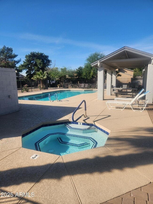 Building Photo - 802 E Rosemonte Dr