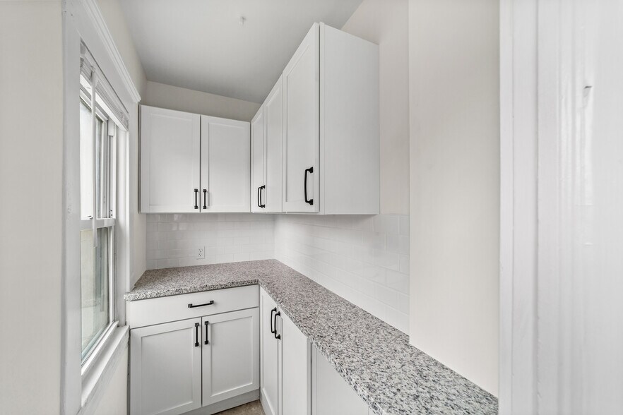 Building Photo - 1352 W 58th St