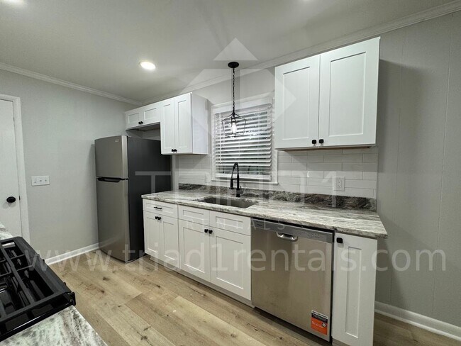 Building Photo - 2205 Hathaway Dr